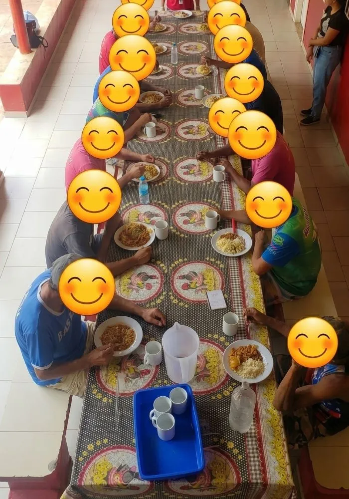 Mãos amassando massa de pão na Oficina de Panificação