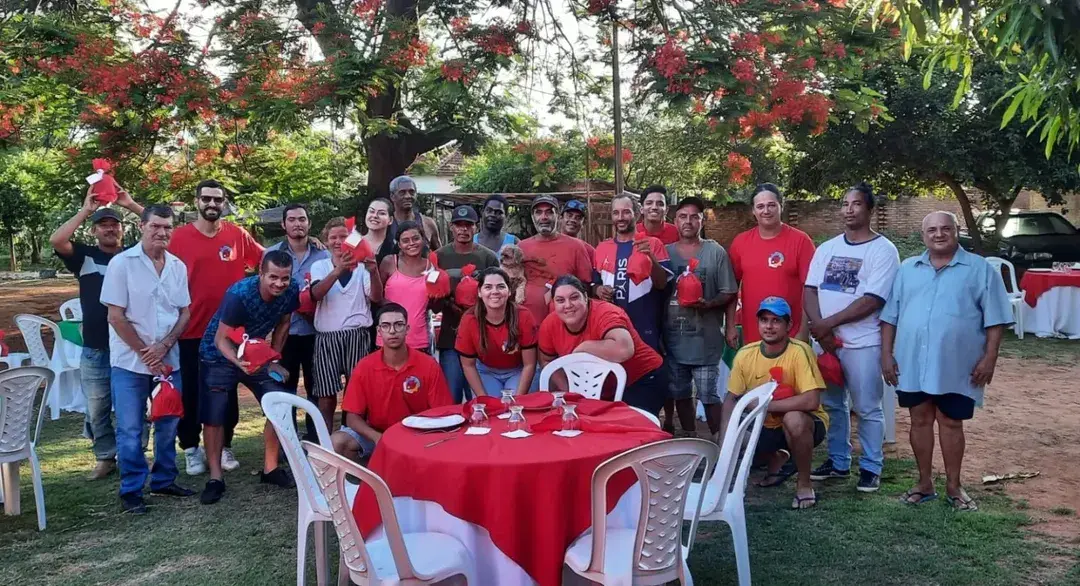 Voluntários do MOVECA reunidos vestindo a camisa